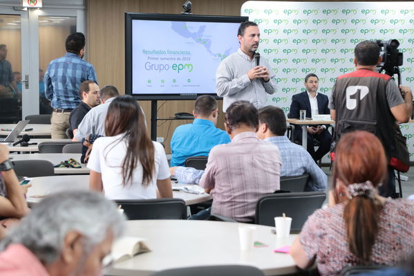 Rueda de prensa – Resultados financieros primer semestre 2019
Rueda de prensa – Resultados financieros primer semestre 2019
Fecha: Agosto 14 de 2019. 
Para descargar esta fotografía en alta resolución, haga clic sobre la imagen hasta que la misma se despliegue en la pantalla completa; luego dé clic derecho y elija la opción "guardar imagen como". 
En caso de publicación por cualquier medio, solicitamos acompañarla del crédito: "Foto EPM"
Palabras clave: Rueda de prensa – Resultados financieros primer semestre 2019
