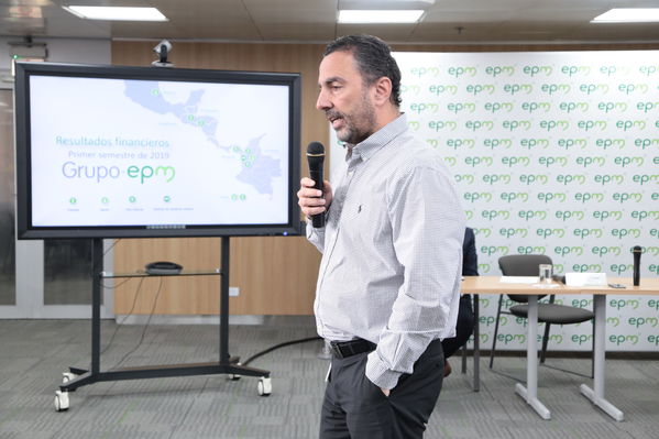Rueda de prensa – Resultados financieros primer semestre 2019
Rueda de prensa – Resultados financieros primer semestre 2019
Fecha: Agosto 14 de 2019. 
Para descargar esta fotografía en alta resolución, haga clic sobre la imagen hasta que la misma se despliegue en la pantalla completa; luego dé clic derecho y elija la opción "guardar imagen como". 
En caso de publicación por cualquier medio, solicitamos acompañarla del crédito: "Foto EPM"
Palabras clave: Rueda de prensa – Resultados financieros primer semestre 2019
