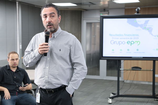 Rueda de prensa – Resultados financieros primer semestre 2019
Rueda de prensa – Resultados financieros primer semestre 2019
Fecha: Agosto 14 de 2019. 
Para descargar esta fotografía en alta resolución, haga clic sobre la imagen hasta que la misma se despliegue en la pantalla completa; luego dé clic derecho y elija la opción "guardar imagen como". 
En caso de publicación por cualquier medio, solicitamos acompañarla del crédito: "Foto EPM"
Palabras clave: Rueda de prensa – Resultados financieros primer semestre 2019