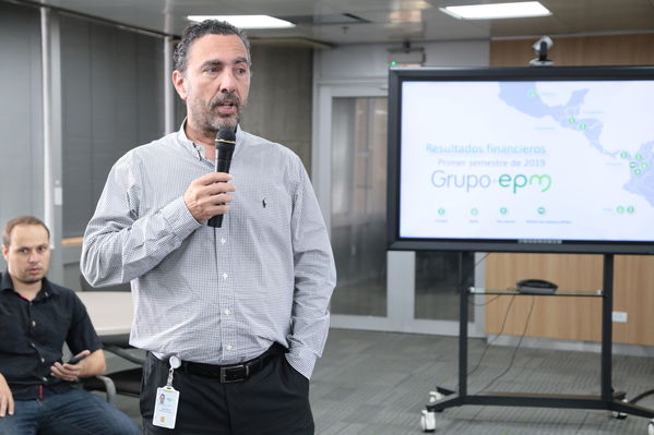 Rueda de prensa – Resultados financieros primer semestre 2019
Rueda de prensa – Resultados financieros primer semestre 2019
Fecha: Agosto 14 de 2019. 
Para descargar esta fotografía en alta resolución, haga clic sobre la imagen hasta que la misma se despliegue en la pantalla completa; luego dé clic derecho y elija la opción "guardar imagen como". 
En caso de publicación por cualquier medio, solicitamos acompañarla del crédito: "Foto EPM"
Palabras clave: Rueda de prensa – Resultados financieros primer semestre 2019