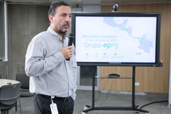 Rueda de prensa – Resultados financieros primer semestre 2019
Rueda de prensa – Resultados financieros primer semestre 2019
Fecha: Agosto 14 de 2019. 
Para descargar esta fotografía en alta resolución, haga clic sobre la imagen hasta que la misma se despliegue en la pantalla completa; luego dé clic derecho y elija la opción "guardar imagen como". 
En caso de publicación por cualquier medio, solicitamos acompañarla del crédito: "Foto EPM"
Palabras clave: Rueda de prensa – Resultados financieros primer semestre 2019