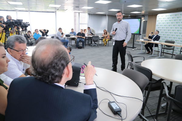 Rueda de prensa – Resultados financieros primer semestre 2019
Rueda de prensa – Resultados financieros primer semestre 2019
Fecha: Agosto 14 de 2019. 
Para descargar esta fotografía en alta resolución, haga clic sobre la imagen hasta que la misma se despliegue en la pantalla completa; luego dé clic derecho y elija la opción "guardar imagen como". 
En caso de publicación por cualquier medio, solicitamos acompañarla del crédito: "Foto EPM"
Palabras clave: Rueda de prensa – Resultados financieros primer semestre 2019