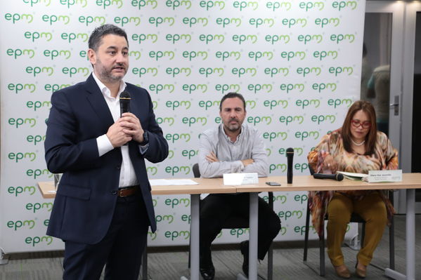 Rueda de prensa – Resultados financieros primer semestre 2019
Rueda de prensa – Resultados financieros primer semestre 2019
Fecha: Agosto 14 de 2019. 
Para descargar esta fotografía en alta resolución, haga clic sobre la imagen hasta que la misma se despliegue en la pantalla completa; luego dé clic derecho y elija la opción "guardar imagen como". 
En caso de publicación por cualquier medio, solicitamos acompañarla del crédito: "Foto EPM"
Palabras clave: Rueda de prensa – Resultados financieros primer semestre 2019