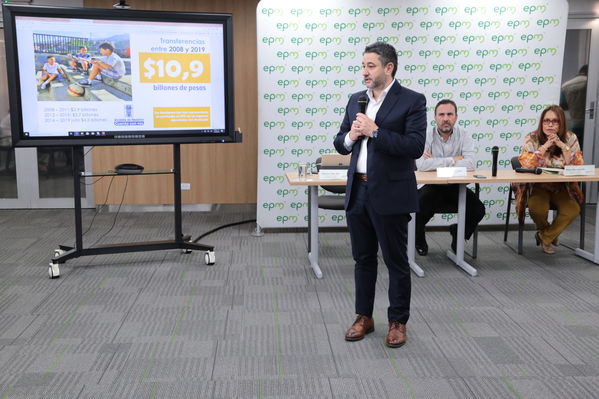 Rueda de prensa – Resultados financieros primer semestre 2019
Rueda de prensa – Resultados financieros primer semestre 2019
Fecha: Agosto 14 de 2019. 
Para descargar esta fotografía en alta resolución, haga clic sobre la imagen hasta que la misma se despliegue en la pantalla completa; luego dé clic derecho y elija la opción "guardar imagen como". 
En caso de publicación por cualquier medio, solicitamos acompañarla del crédito: "Foto EPM"
Palabras clave: Rueda de prensa – Resultados financieros primer semestre 2019