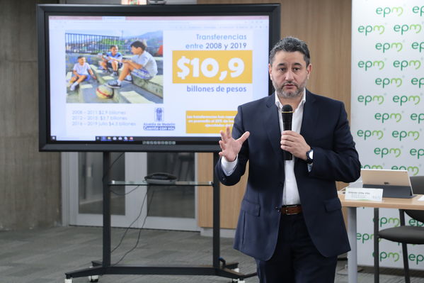 Rueda de prensa – Resultados financieros primer semestre 2019
Rueda de prensa – Resultados financieros primer semestre 2019
Fecha: Agosto 14 de 2019. 
Para descargar esta fotografía en alta resolución, haga clic sobre la imagen hasta que la misma se despliegue en la pantalla completa; luego dé clic derecho y elija la opción "guardar imagen como". 
En caso de publicación por cualquier medio, solicitamos acompañarla del crédito: "Foto EPM"
Palabras clave: Rueda de prensa – Resultados financieros primer semestre 2019