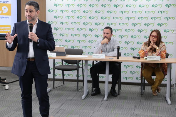 Rueda de prensa – Resultados financieros primer semestre 2019
Rueda de prensa – Resultados financieros primer semestre 2019
Fecha: Agosto 14 de 2019. 
Para descargar esta fotografía en alta resolución, haga clic sobre la imagen hasta que la misma se despliegue en la pantalla completa; luego dé clic derecho y elija la opción "guardar imagen como". 
En caso de publicación por cualquier medio, solicitamos acompañarla del crédito: "Foto EPM"
Palabras clave: Rueda de prensa – Resultados financieros primer semestre 2019