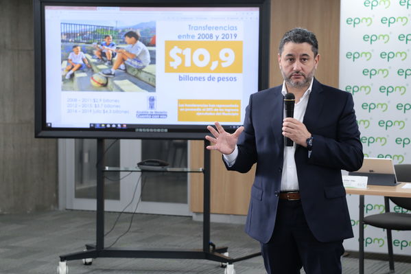 Rueda de prensa – Resultados financieros primer semestre 2019
Rueda de prensa – Resultados financieros primer semestre 2019
Fecha: Agosto 14 de 2019. 
Para descargar esta fotografía en alta resolución, haga clic sobre la imagen hasta que la misma se despliegue en la pantalla completa; luego dé clic derecho y elija la opción "guardar imagen como". 
En caso de publicación por cualquier medio, solicitamos acompañarla del crédito: "Foto EPM"
Palabras clave: Rueda de prensa – Resultados financieros primer semestre 2019