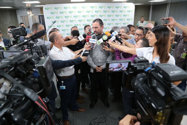 Rueda de prensa – Resultados financieros primer semestre 2019
Rueda de prensa – Resultados financieros primer semestre 2019
Fecha: Agosto 14 de 2019. 
Para descargar esta fotografía en alta resolución, haga clic sobre la imagen hasta que la misma se despliegue en la pantalla completa; luego dé clic derecho y elija la opción "guardar imagen como". 
En caso de publicación por cualquier medio, solicitamos acompañarla del crédito: "Foto EPM"
Palabras clave: Rueda de prensa – Resultados financieros primer semestre 2019