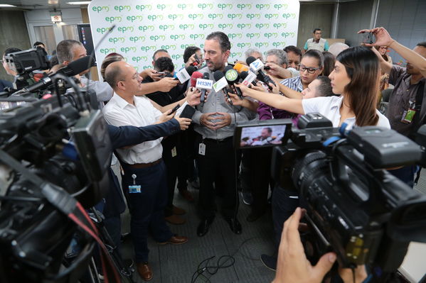 Rueda de prensa – Resultados financieros primer semestre 2019
Rueda de prensa – Resultados financieros primer semestre 2019
Fecha: Agosto 14 de 2019. 
Para descargar esta fotografía en alta resolución, haga clic sobre la imagen hasta que la misma se despliegue en la pantalla completa; luego dé clic derecho y elija la opción "guardar imagen como". 
En caso de publicación por cualquier medio, solicitamos acompañarla del crédito: "Foto EPM"
Palabras clave: Rueda de prensa – Resultados financieros primer semestre 2019