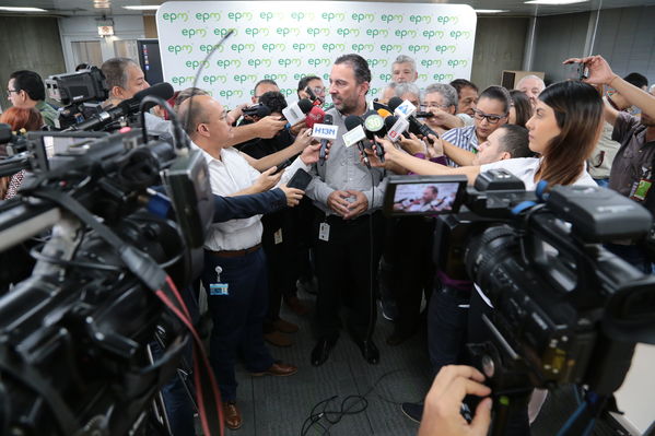 Rueda de prensa – Resultados financieros primer semestre 2019
Rueda de prensa – Resultados financieros primer semestre 2019
Fecha: Agosto 14 de 2019. 
Para descargar esta fotografía en alta resolución, haga clic sobre la imagen hasta que la misma se despliegue en la pantalla completa; luego dé clic derecho y elija la opción "guardar imagen como". 
En caso de publicación por cualquier medio, solicitamos acompañarla del crédito: "Foto EPM"
Palabras clave: Rueda de prensa – Resultados financieros primer semestre 2019