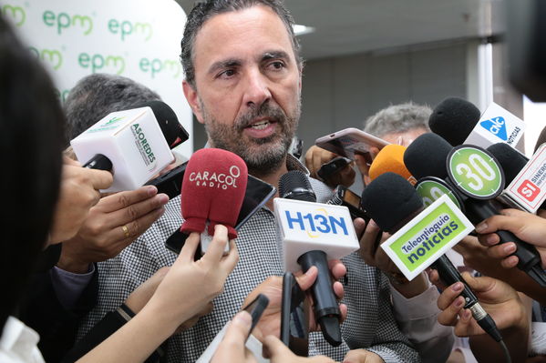 Rueda de prensa – Resultados financieros primer semestre 2019
Rueda de prensa – Resultados financieros primer semestre 2019
Fecha: Agosto 14 de 2019. 
Para descargar esta fotografía en alta resolución, haga clic sobre la imagen hasta que la misma se despliegue en la pantalla completa; luego dé clic derecho y elija la opción "guardar imagen como". 
En caso de publicación por cualquier medio, solicitamos acompañarla del crédito: "Foto EPM"
Palabras clave: Rueda de prensa – Resultados financieros primer semestre 2019