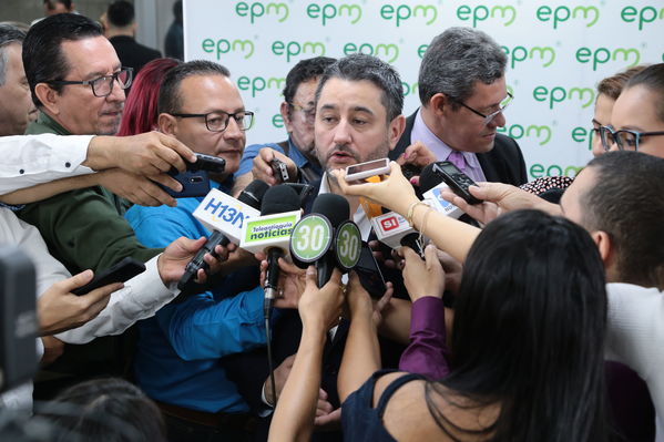 Rueda de prensa – Resultados financieros primer semestre 2019
Rueda de prensa – Resultados financieros primer semestre 2019
Fecha: Agosto 14 de 2019. 
Para descargar esta fotografía en alta resolución, haga clic sobre la imagen hasta que la misma se despliegue en la pantalla completa; luego dé clic derecho y elija la opción "guardar imagen como". 
En caso de publicación por cualquier medio, solicitamos acompañarla del crédito: "Foto EPM"
Palabras clave: Rueda de prensa – Resultados financieros primer semestre 2019
