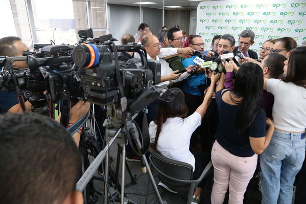 Rueda de prensa – Resultados financieros primer semestre 2019
Rueda de prensa – Resultados financieros primer semestre 2019
Fecha: Agosto 14 de 2019. 
Para descargar esta fotografía en alta resolución, haga clic sobre la imagen hasta que la misma se despliegue en la pantalla completa; luego dé clic derecho y elija la opción "guardar imagen como". 
En caso de publicación por cualquier medio, solicitamos acompañarla del crédito: "Foto EPM"
Palabras clave: Rueda de prensa – Resultados financieros primer semestre 2019