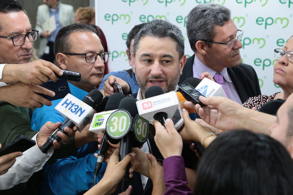 Rueda de prensa – Resultados financieros primer semestre 2019
Rueda de prensa – Resultados financieros primer semestre 2019
Fecha: Agosto 14 de 2019. 
Para descargar esta fotografía en alta resolución, haga clic sobre la imagen hasta que la misma se despliegue en la pantalla completa; luego dé clic derecho y elija la opción "guardar imagen como". 
En caso de publicación por cualquier medio, solicitamos acompañarla del crédito: "Foto EPM"
Palabras clave: Rueda de prensa – Resultados financieros primer semestre 2019