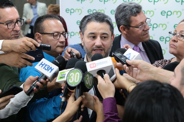 Rueda de prensa – Resultados financieros primer semestre 2019
Rueda de prensa – Resultados financieros primer semestre 2019
Fecha: Agosto 14 de 2019. 
Para descargar esta fotografía en alta resolución, haga clic sobre la imagen hasta que la misma se despliegue en la pantalla completa; luego dé clic derecho y elija la opción "guardar imagen como". 
En caso de publicación por cualquier medio, solicitamos acompañarla del crédito: "Foto EPM"
Palabras clave: Rueda  prensa  Resultados financieros primer semestre 2019
