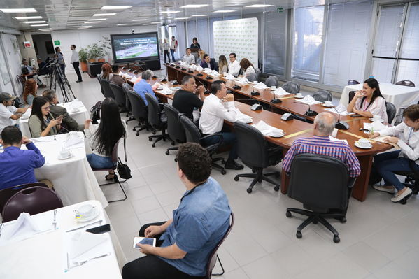 Conversatorio-Subasta de CERS
Conversatorio-Subasta de CERS
Fecha: Agosto 21 de 2019. 
Para descargar esta fotografía en alta resolución, haga clic sobre la imagen hasta que la misma se despliegue en la pantalla completa; luego dé clic derecho y elija la opción "guardar imagen como". 
En caso de publicación por cualquier medio, solicitamos acompañarla del crédito: "Foto EPM"
Palabras clave: Conversatorio-Subasta de CERS
