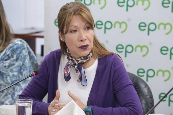 Conversatorio-Subasta de CERS
Conversatorio-Subasta de CERS
Fecha: Agosto 21 de 2019. 
Para descargar esta fotografía en alta resolución, haga clic sobre la imagen hasta que la misma se despliegue en la pantalla completa; luego dé clic derecho y elija la opción "guardar imagen como". 
En caso de publicación por cualquier medio, solicitamos acompañarla del crédito: "Foto EPM"
Palabras clave: Conversatorio-Subasta de CERS