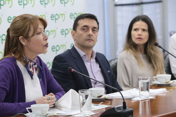 Conversatorio-Subasta de CERS
Conversatorio-Subasta de CERS
Fecha: Agosto 21 de 2019. 
Para descargar esta fotografía en alta resolución, haga clic sobre la imagen hasta que la misma se despliegue en la pantalla completa; luego dé clic derecho y elija la opción "guardar imagen como". 
En caso de publicación por cualquier medio, solicitamos acompañarla del crédito: "Foto EPM"
Palabras clave: Conversatorio-Subasta de CERS