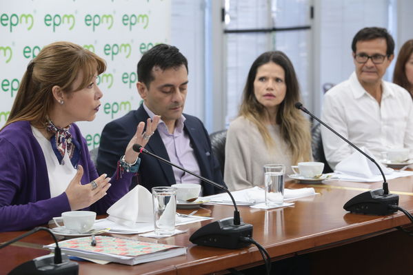 Conversatorio-Subasta de CERS
Conversatorio-Subasta de CERS
Fecha: Agosto 21 de 2019. 
Para descargar esta fotografía en alta resolución, haga clic sobre la imagen hasta que la misma se despliegue en la pantalla completa; luego dé clic derecho y elija la opción "guardar imagen como". 
En caso de publicación por cualquier medio, solicitamos acompañarla del crédito: "Foto EPM"
Palabras clave: Conversatorio-Subasta de CERS