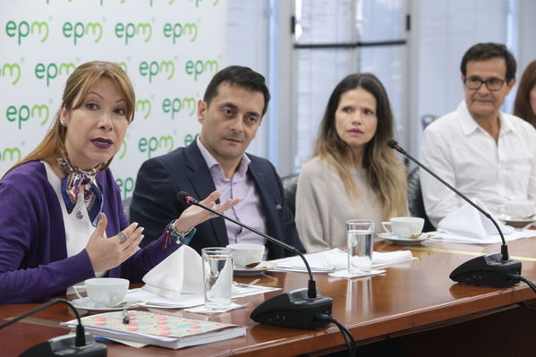 Conversatorio-Subasta de CERS
Conversatorio-Subasta de CERS
Fecha: Agosto 21 de 2019. 
Para descargar esta fotografía en alta resolución, haga clic sobre la imagen hasta que la misma se despliegue en la pantalla completa; luego dé clic derecho y elija la opción "guardar imagen como". 
En caso de publicación por cualquier medio, solicitamos acompañarla del crédito: "Foto EPM"
Palabras clave: Conversatorio-Subasta de CERS
