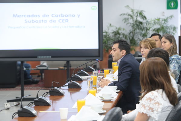 Conversatorio-Subasta de CERS
Conversatorio-Subasta de CERS
Fecha: Agosto 21 de 2019. 
Para descargar esta fotografía en alta resolución, haga clic sobre la imagen hasta que la misma se despliegue en la pantalla completa; luego dé clic derecho y elija la opción "guardar imagen como". 
En caso de publicación por cualquier medio, solicitamos acompañarla del crédito: "Foto EPM"
Palabras clave: Conversatorio-Subasta de CERS