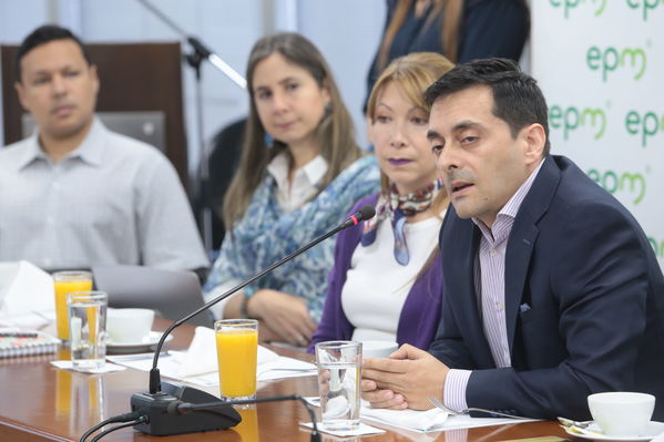 Conversatorio-Subasta de CERS
Conversatorio-Subasta de CERS
Fecha: Agosto 21 de 2019. 
Para descargar esta fotografía en alta resolución, haga clic sobre la imagen hasta que la misma se despliegue en la pantalla completa; luego dé clic derecho y elija la opción "guardar imagen como". 
En caso de publicación por cualquier medio, solicitamos acompañarla del crédito: "Foto EPM"
Palabras clave: Conversatorio-Subasta de CERS