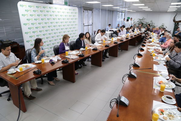 Conversatorio-Subasta de CERS
Conversatorio-Subasta de CERS
Fecha: Agosto 21 de 2019. 
Para descargar esta fotografía en alta resolución, haga clic sobre la imagen hasta que la misma se despliegue en la pantalla completa; luego dé clic derecho y elija la opción "guardar imagen como". 
En caso de publicación por cualquier medio, solicitamos acompañarla del crédito: "Foto EPM"
Palabras clave: Conversatorio-Subasta de CERS