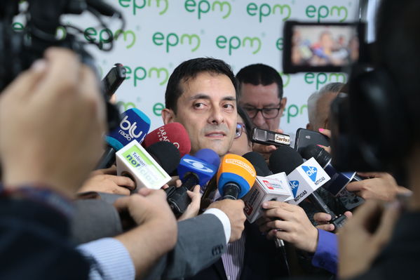 Conversatorio-Subasta de CERS
Conversatorio-Subasta de CERS
Fecha: Agosto 21 de 2019. 
Para descargar esta fotografía en alta resolución, haga clic sobre la imagen hasta que la misma se despliegue en la pantalla completa; luego dé clic derecho y elija la opción "guardar imagen como". 
En caso de publicación por cualquier medio, solicitamos acompañarla del crédito: "Foto EPM"
Palabras clave: Conversatorio-Subasta de CERS