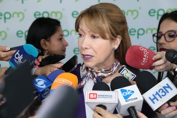 Conversatorio-Subasta de CERS
Conversatorio-Subasta de CERS
Fecha: Agosto 21 de 2019. 
Para descargar esta fotografía en alta resolución, haga clic sobre la imagen hasta que la misma se despliegue en la pantalla completa; luego dé clic derecho y elija la opción "guardar imagen como". 
En caso de publicación por cualquier medio, solicitamos acompañarla del crédito: "Foto EPM"
Palabras clave: Conversatorio-Subasta de CERS