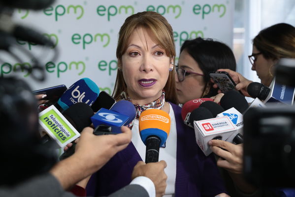 Conversatorio-Subasta de CERS
Conversatorio-Subasta de CERS
Fecha: Agosto 21 de 2019. 
Para descargar esta fotografía en alta resolución, haga clic sobre la imagen hasta que la misma se despliegue en la pantalla completa; luego dé clic derecho y elija la opción "guardar imagen como". 
En caso de publicación por cualquier medio, solicitamos acompañarla del crédito: "Foto EPM"
Palabras clave: Conversatorio Subasta   CERS
