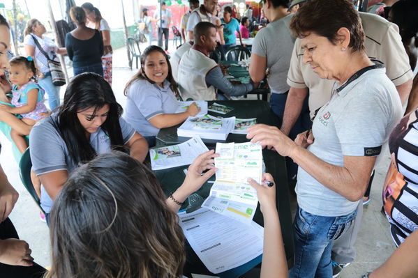 Por tí estamos ahí-Día del cliente
Por tí estamos ahí-Día del cliente
Fecha: Agosto 26 de 2017
Para descargar esta fotografía en alta resolución, haga clic sobre la imagen hasta que la misma se despliegue en la pantalla completa; luego dé clic derecho y elija la opción "guardar imagen como". 
En caso de publicación por cualquier medio, solicitamos acompañarla del crédito: "Foto EPM"
Palabras clave: Por tí estamos ahí Día cliente