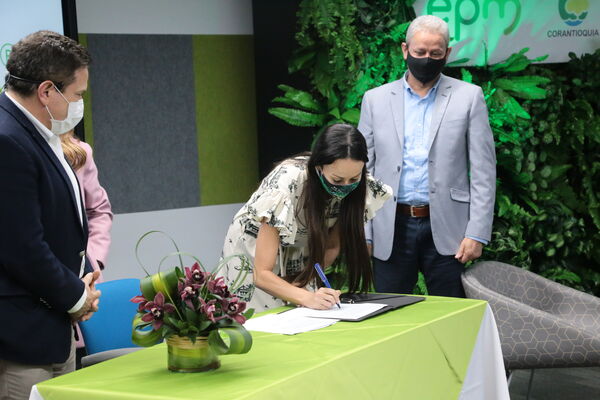 Firma convenio Corantioquia Ituango
Firma convenio Corantioquia Ituango.
Fecha: 26 Agosto 2020.
Para descargar esta fotografía en alta resolución, haga clic sobre la imagen hasta que la misma se despliegue en la pantalla completa; luego dé clic derecho y elija la opción "guardar imagen como". 
En caso de publicación por cualquier medio, solicitamos acompañarla del crédito: "Foto EPM"
Palabras clave: Firma convenio Corantioquia Ituango