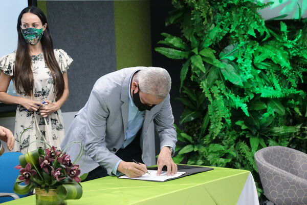 Firma convenio Corantioquia Ituango
Firma convenio Corantioquia Ituango.
Fecha: 26 Agosto 2020.
Para descargar esta fotografía en alta resolución, haga clic sobre la imagen hasta que la misma se despliegue en la pantalla completa; luego dé clic derecho y elija la opción "guardar imagen como". 
En caso de publicación por cualquier medio, solicitamos acompañarla del crédito: "Foto EPM"
Palabras clave: Firma convenio Corantioquia Ituango