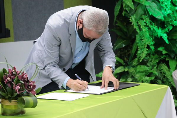 Firma convenio Corantioquia Ituango
Firma convenio Corantioquia Ituango.
Fecha: 26 Agosto 2020.
Para descargar esta fotografía en alta resolución, haga clic sobre la imagen hasta que la misma se despliegue en la pantalla completa; luego dé clic derecho y elija la opción "guardar imagen como". 
En caso de publicación por cualquier medio, solicitamos acompañarla del crédito: "Foto EPM"
Palabras clave: Firma convenio Corantioquia Ituango