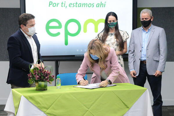 Firma convenio Corantioquia Ituango
Firma convenio Corantioquia Ituango.
Fecha: 26 Agosto 2020.
Para descargar esta fotografía en alta resolución, haga clic sobre la imagen hasta que la misma se despliegue en la pantalla completa; luego dé clic derecho y elija la opción "guardar imagen como". 
En caso de publicación por cualquier medio, solicitamos acompañarla del crédito: "Foto EPM"
Palabras clave: Firma convenio Corantioquia Ituango