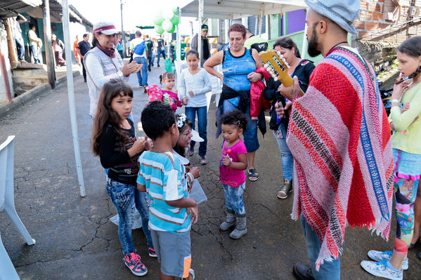 Brigada Comunitaria
Brigada Comunitaria
Fecha: Agosto 27 de 2016. Lugar: Barrio Carpinelo
Para descargar esta fotografía en alta resolución, haga clic sobre la imagen hasta que la misma se despliegue en la pantalla completa; luego dé clic derecho y elija la opción "guardar imagen como". 
En caso de publicación por cualquier medio, solicitamos acompañarla del crédito: "Foto EPM"
Palabras clave: Brigada Comunitaria