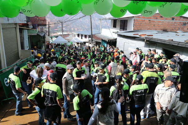 Brigada Comunitaria
Brigada Comunitaria
Fecha: Agosto 27 de 2016. Lugar: Barrio Carpinelo
Para descargar esta fotografía en alta resolución, haga clic sobre la imagen hasta que la misma se despliegue en la pantalla completa; luego dé clic derecho y elija la opción "guardar imagen como". 
En caso de publicación por cualquier medio, solicitamos acompañarla del crédito: "Foto EPM"
Palabras clave: Brigada Comunitaria