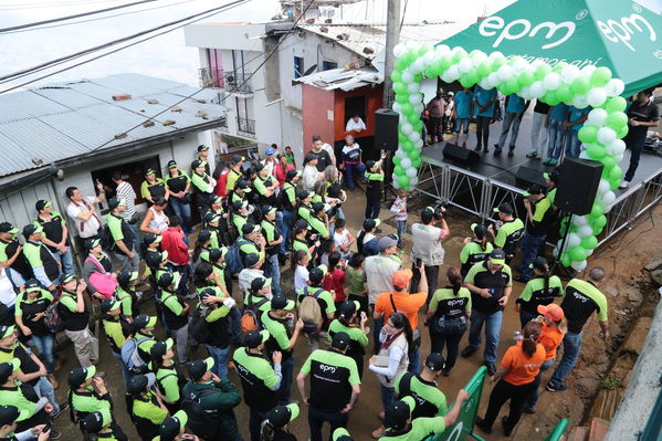 Brigada Comunitaria
Brigada Comunitaria
Fecha: Agosto 27 de 2016. Lugar: Barrio Carpinelo
Para descargar esta fotografía en alta resolución, haga clic sobre la imagen hasta que la misma se despliegue en la pantalla completa; luego dé clic derecho y elija la opción "guardar imagen como". 
En caso de publicación por cualquier medio, solicitamos acompañarla del crédito: "Foto EPM"
Palabras clave: Brigada Comunitaria