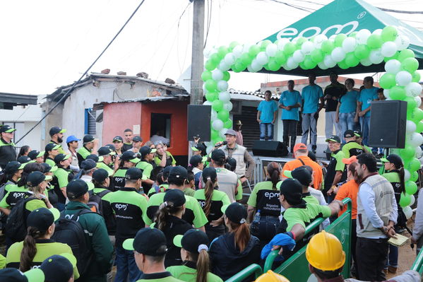 Brigada Comunitaria
Brigada Comunitaria
Fecha: Agosto 27 de 2016. Lugar: Barrio Carpinelo
Para descargar esta fotografía en alta resolución, haga clic sobre la imagen hasta que la misma se despliegue en la pantalla completa; luego dé clic derecho y elija la opción "guardar imagen como". 
En caso de publicación por cualquier medio, solicitamos acompañarla del crédito: "Foto EPM"
Palabras clave: Brigada Comunitaria