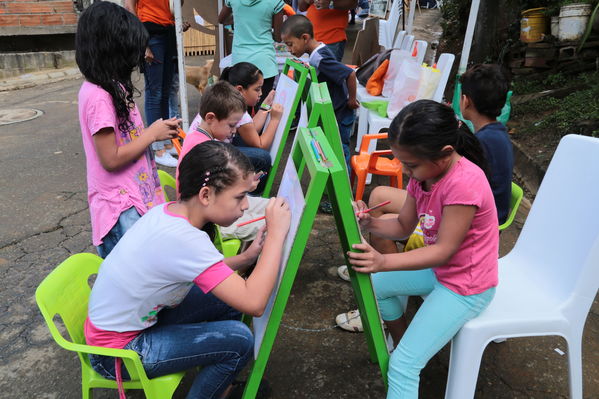 Brigada Comunitaria
Brigada Comunitaria
Fecha: Agosto 27 de 2016. Lugar: Barrio Carpinelo
Para descargar esta fotografía en alta resolución, haga clic sobre la imagen hasta que la misma se despliegue en la pantalla completa; luego dé clic derecho y elija la opción "guardar imagen como". 
En caso de publicación por cualquier medio, solicitamos acompañarla del crédito: "Foto EPM"
Palabras clave: Brigada Comunitaria