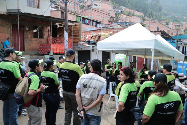 Brigada Comunitaria
Brigada Comunitaria
Fecha: Agosto 27 de 2016. Lugar: Barrio Carpinelo
Para descargar esta fotografía en alta resolución, haga clic sobre la imagen hasta que la misma se despliegue en la pantalla completa; luego dé clic derecho y elija la opción "guardar imagen como". 
En caso de publicación por cualquier medio, solicitamos acompañarla del crédito: "Foto EPM"
Palabras clave: Brigada Comunitaria