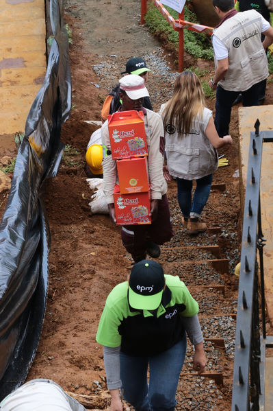Brigada Comunitaria
Brigada Comunitaria
Fecha: Agosto 27 de 2016. Lugar: Barrio Carpinelo
Para descargar esta fotografía en alta resolución, haga clic sobre la imagen hasta que la misma se despliegue en la pantalla completa; luego dé clic derecho y elija la opción "guardar imagen como". 
En caso de publicación por cualquier medio, solicitamos acompañarla del crédito: "Foto EPM"
Palabras clave: Brigada Comunitaria