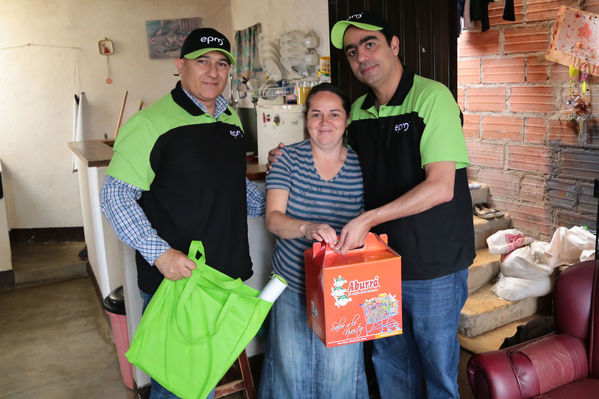 Brigada Comunitaria
Brigada Comunitaria
Fecha: Agosto 27 de 2016. Lugar: Barrio Carpinelo
Para descargar esta fotografía en alta resolución, haga clic sobre la imagen hasta que la misma se despliegue en la pantalla completa; luego dé clic derecho y elija la opción "guardar imagen como". 
En caso de publicación por cualquier medio, solicitamos acompañarla del crédito: "Foto EPM"
Palabras clave: Brigada Comunitaria