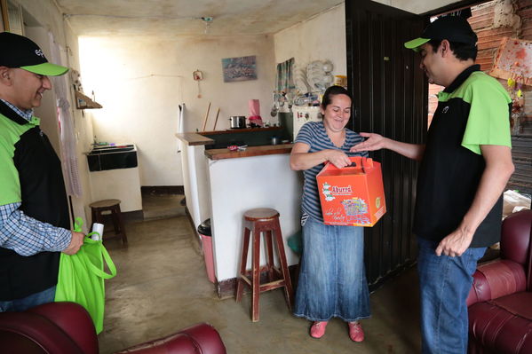 Brigada Comunitaria
Brigada Comunitaria
Fecha: Agosto 27 de 2016. Lugar: Barrio Carpinelo
Para descargar esta fotografía en alta resolución, haga clic sobre la imagen hasta que la misma se despliegue en la pantalla completa; luego dé clic derecho y elija la opción "guardar imagen como". 
En caso de publicación por cualquier medio, solicitamos acompañarla del crédito: "Foto EPM"
Palabras clave: Brigada Comunitaria