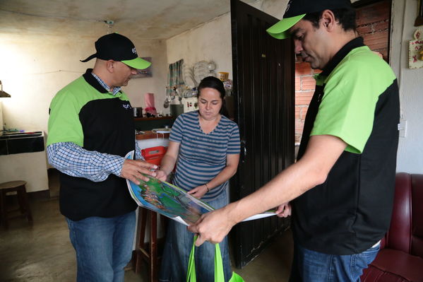 Brigada Comunitaria
Brigada Comunitaria
Fecha: Agosto 27 de 2016. Lugar: Barrio Carpinelo
Para descargar esta fotografía en alta resolución, haga clic sobre la imagen hasta que la misma se despliegue en la pantalla completa; luego dé clic derecho y elija la opción "guardar imagen como". 
En caso de publicación por cualquier medio, solicitamos acompañarla del crédito: "Foto EPM"
Palabras clave: Brigada Comunitaria