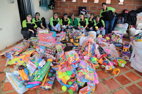 Brigada Comunitaria
Brigada Comunitaria
Fecha: Agosto 27 de 2016. Lugar: Barrio Carpinelo
Para descargar esta fotografía en alta resolución, haga clic sobre la imagen hasta que la misma se despliegue en la pantalla completa; luego dé clic derecho y elija la opción "guardar imagen como". 
En caso de publicación por cualquier medio, solicitamos acompañarla del crédito: "Foto EPM"
Palabras clave: Brigada Comunitaria