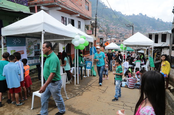 Brigada Comunitaria
Brigada Comunitaria
Fecha: Agosto 27 de 2016. Lugar: Barrio Carpinelo
Para descargar esta fotografía en alta resolución, haga clic sobre la imagen hasta que la misma se despliegue en la pantalla completa; luego dé clic derecho y elija la opción "guardar imagen como". 
En caso de publicación por cualquier medio, solicitamos acompañarla del crédito: "Foto EPM"
Palabras clave: Brigada Comunitaria