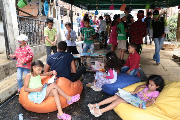 Brigada Comunitaria
Brigada Comunitaria
Fecha: Agosto 27 de 2016. Lugar: Barrio Carpinelo
Para descargar esta fotografía en alta resolución, haga clic sobre la imagen hasta que la misma se despliegue en la pantalla completa; luego dé clic derecho y elija la opción "guardar imagen como". 
En caso de publicación por cualquier medio, solicitamos acompañarla del crédito: "Foto EPM"
Palabras clave: Brigada Comunitaria