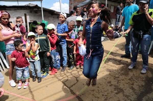 Brigada Comunitaria
Brigada Comunitaria
Fecha: Agosto 27 de 2016. Lugar: Barrio Carpinelo
Para descargar esta fotografía en alta resolución, haga clic sobre la imagen hasta que la misma se despliegue en la pantalla completa; luego dé clic derecho y elija la opción "guardar imagen como". 
En caso de publicación por cualquier medio, solicitamos acompañarla del crédito: "Foto EPM"
Palabras clave: Brigada Comunitaria