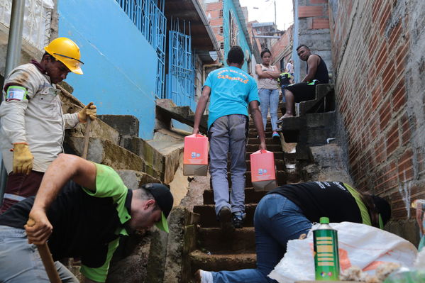 Brigada Comunitaria
Brigada Comunitaria
Fecha: Agosto 27 de 2016. Lugar: Barrio Carpinelo
Para descargar esta fotografía en alta resolución, haga clic sobre la imagen hasta que la misma se despliegue en la pantalla completa; luego dé clic derecho y elija la opción "guardar imagen como". 
En caso de publicación por cualquier medio, solicitamos acompañarla del crédito: "Foto EPM"
Palabras clave: Brigada Comunitaria